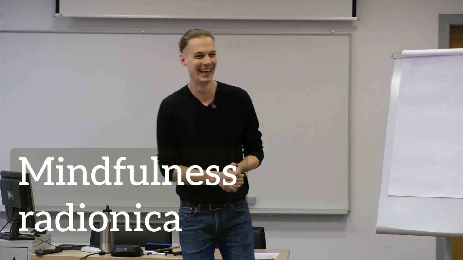 Luka Šolta nasmijan stoji ispred katedre uz natpis "Mindfulness radionica"