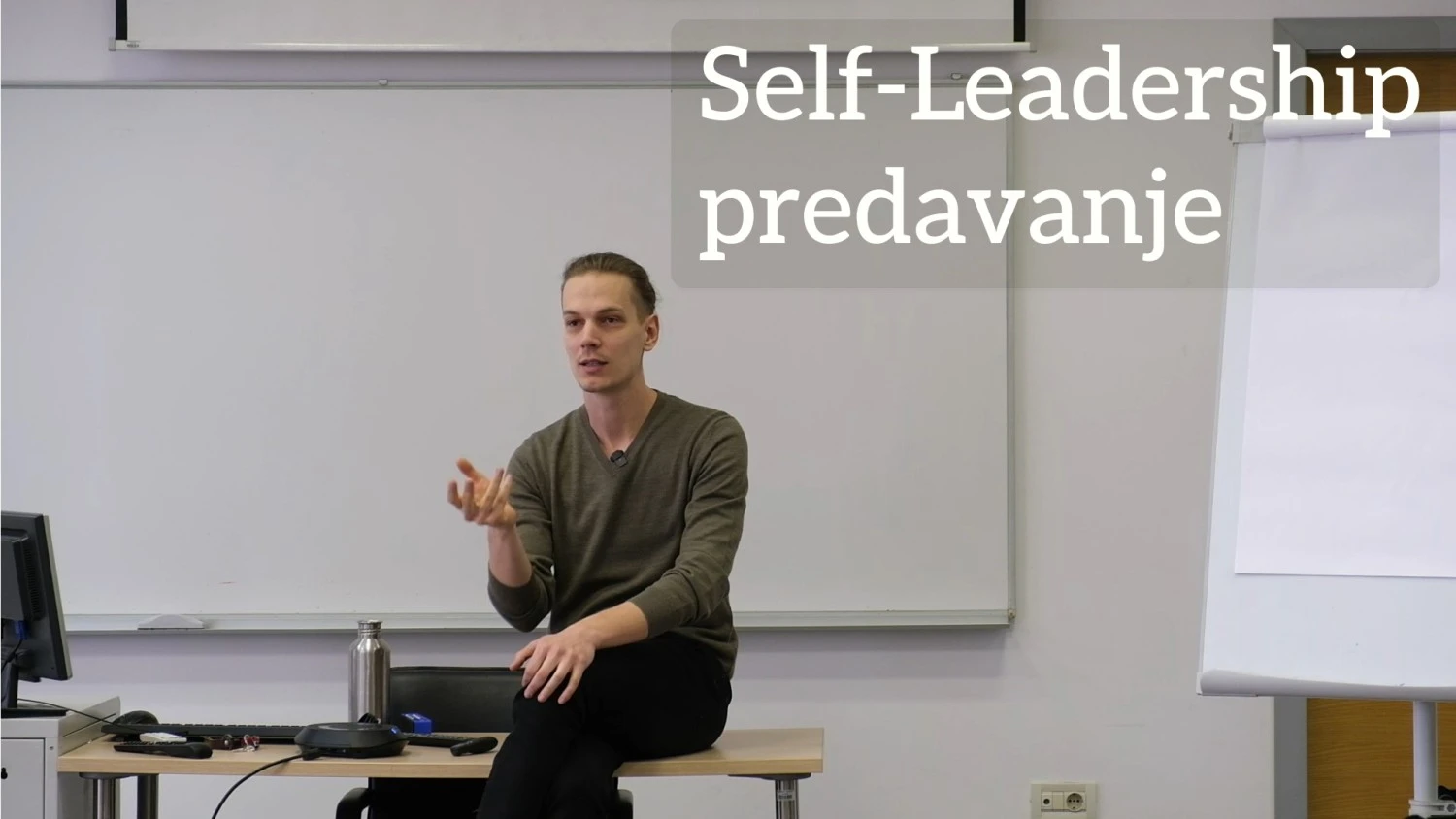 Luka Šolta sjedi na stolu u predavaoni i drži predavanje uz natpis "Self-Leadership predavanje"