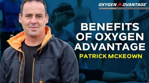 Fotografija Patrick McKeowna uz natpis na engleskom "Prednosti Oxygen Advantagea", koja predstavlja članak o Oxygen advantage metodi