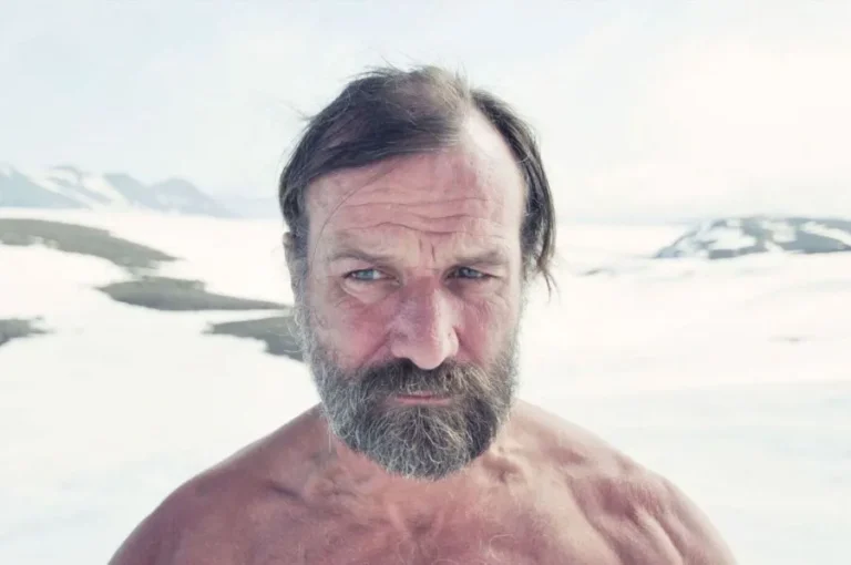 Fotografija Wim Hofa bez majice sa sniježnom pozadinom, koja predstavlja članak Wim Hof metoda