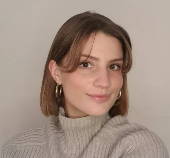 Veća slika coaching klijentice Petra Merle. Predstavlja iskustva polaznika