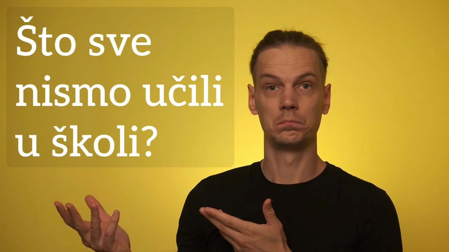 Luka Šolta u crnoj majici ispred zlatne pozadine pokazuje na natpis "Što sve nismo učili u školi"