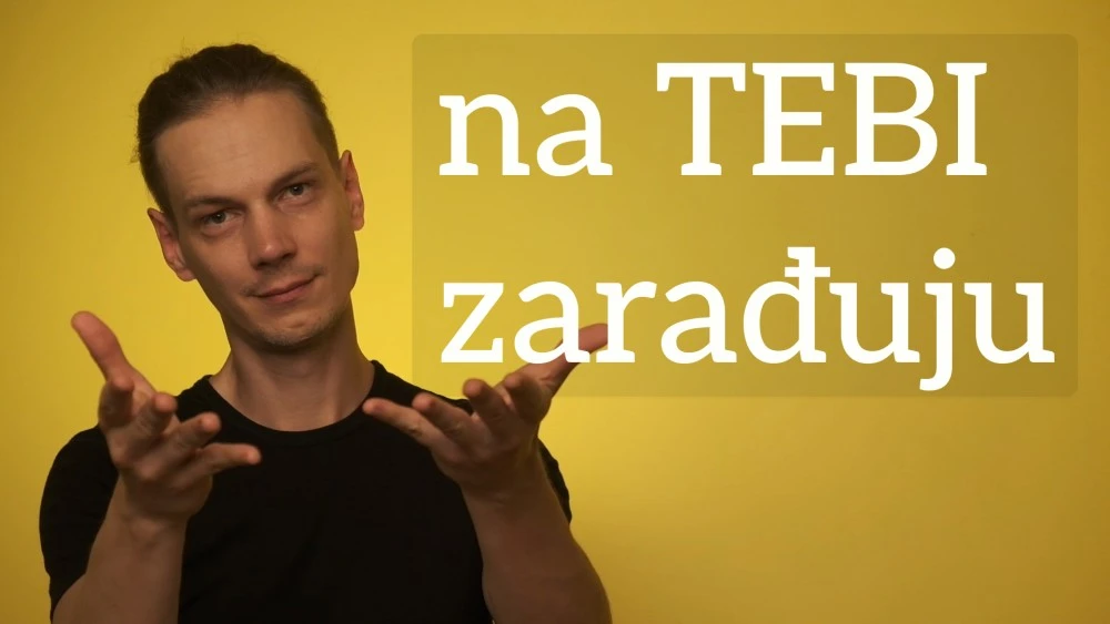 Luka Šolta u crnoj majici ispred zlatne pozatine i natpisa "na TEBI zarađuju"