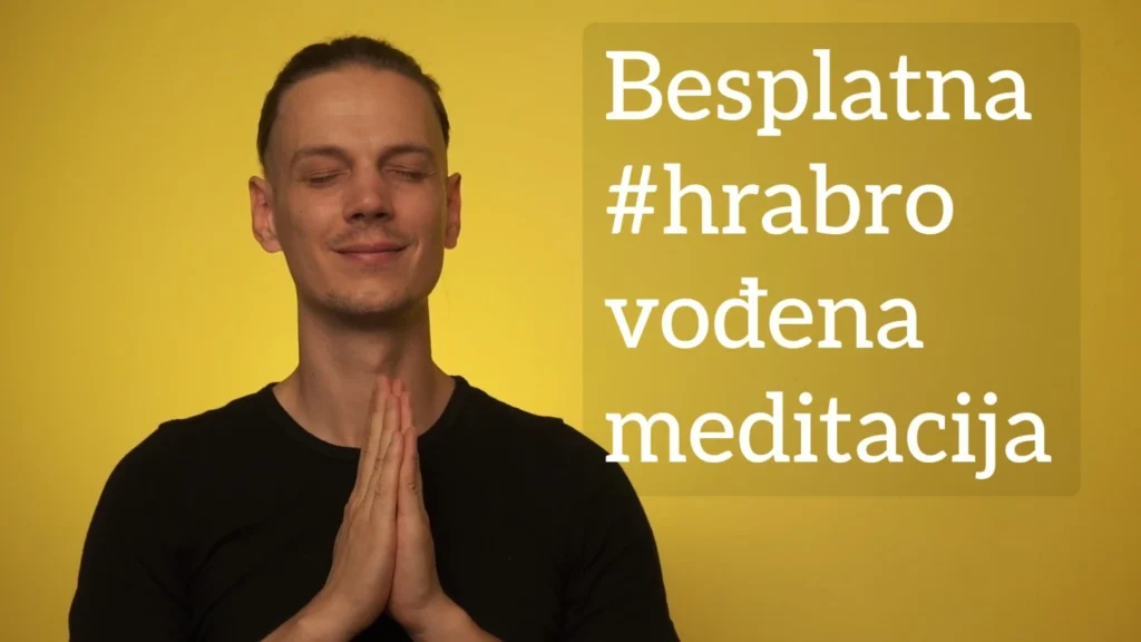 Luka Šolta se moli sa sklopljenim rukama s mirnim izrazom lica, u crnoj majici ispred zlatne pozadine. Natpis "Besplatna #hrabro vođena meditacija"