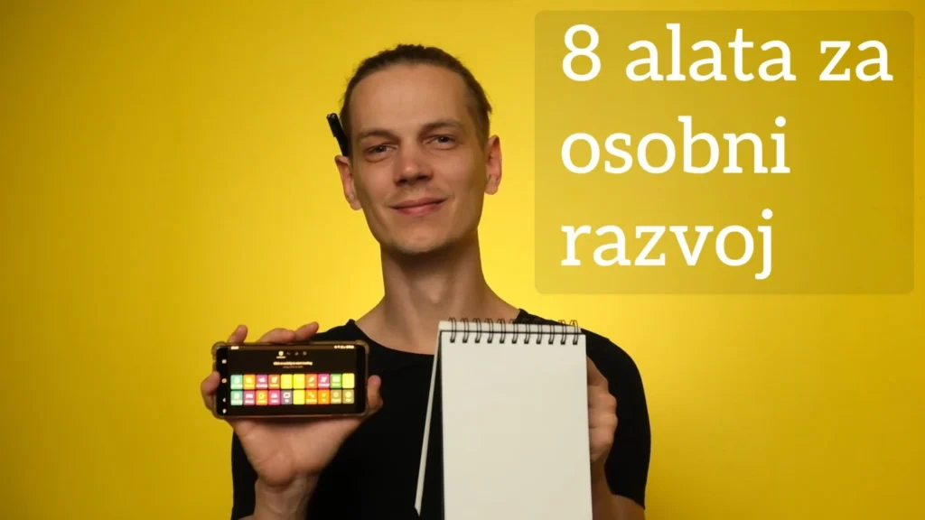 Luka Šolta u crnoj majic pokazuje aplikaciju na mobitelu i notes uz natpis "8 alata za osobni razvoj"