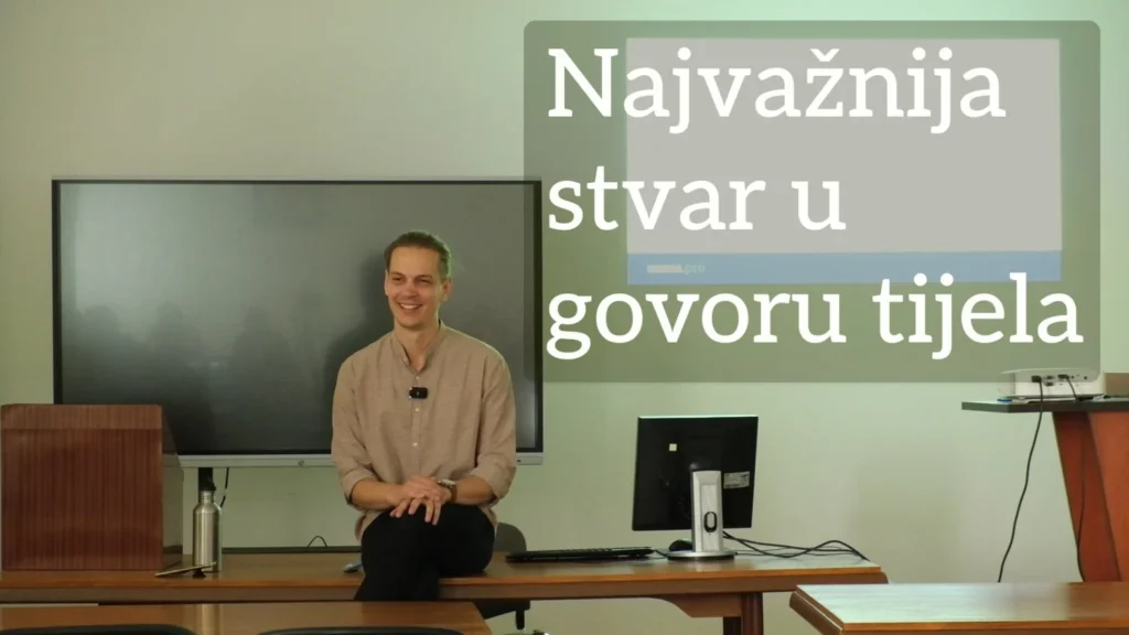 Luka Šolta sjedi na katedri u predavaonici, uz njega je natpis "Najvažnija stvar u govoru tijela"
