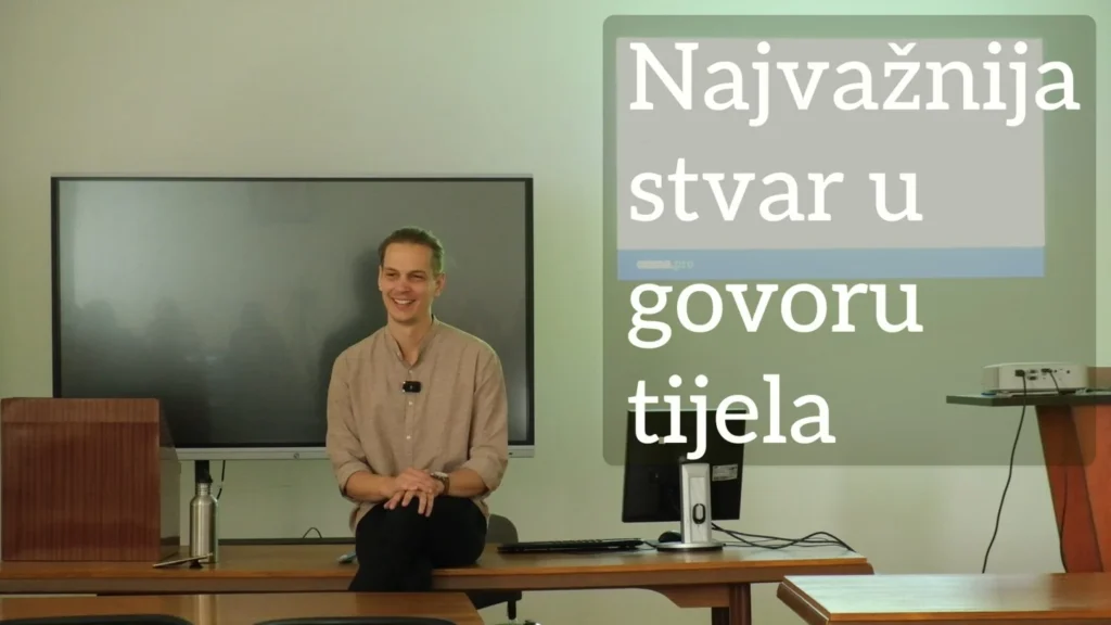 Luka Šolta sjedi nasmijan na katedri u predavaonici, uz njega je natpis "Najvažnija stvar u govoru tijela"